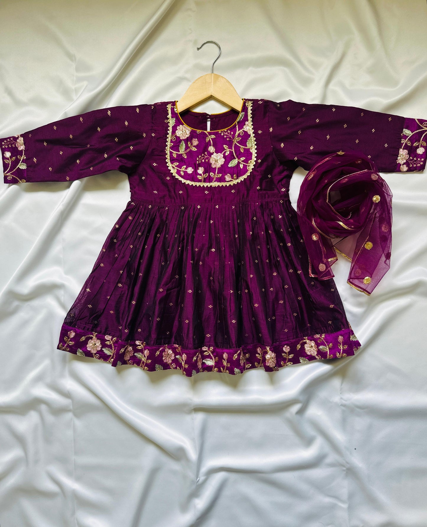 Shop girls’ Chanderi Silk Indian ethnic wear for Navratri, Puja, weddings & festivals. Ships from Guelph, Canada.